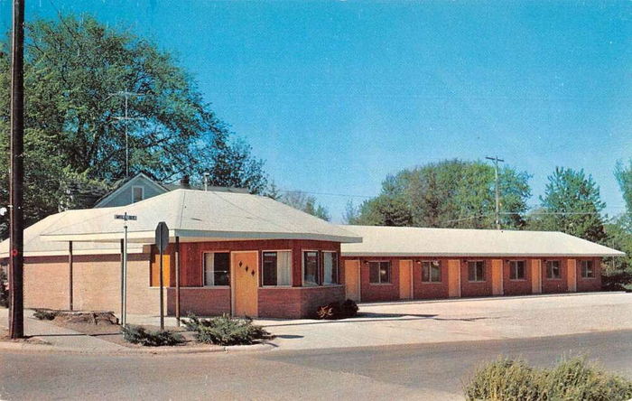 In Town Inn Motel (Northern Trails Motel) - Vintage Postcard (newer photo)